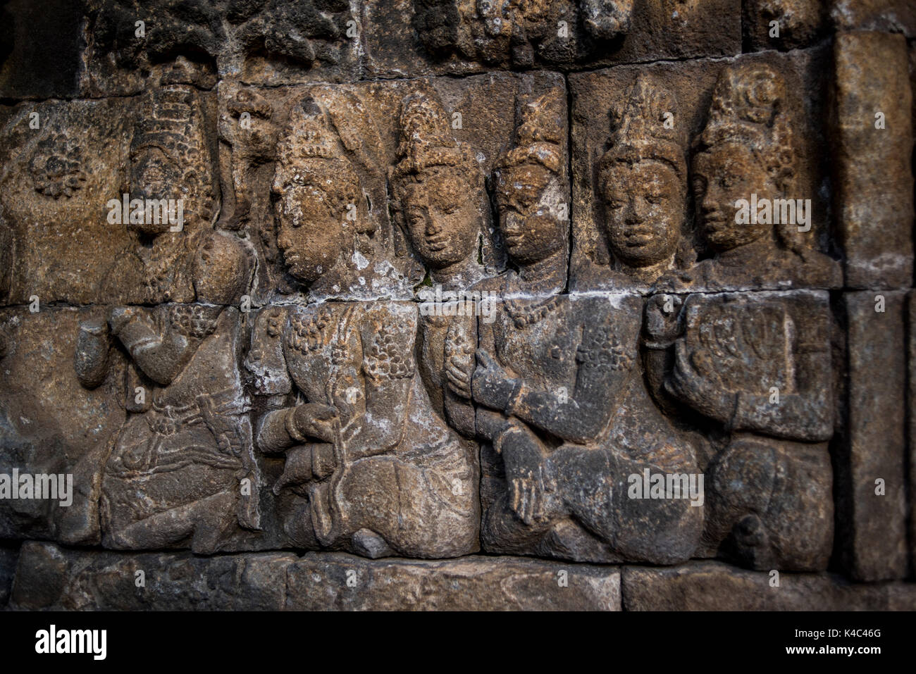 Sculptures sur pierre bouddhiste au temple de Borobudur à Java, en Indonésie. Banque D'Images