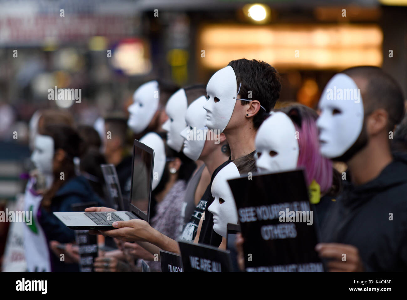 Les Terriens de l'expérience des défenseurs des droits des animaux qui protestaient devant Burger King à Leicester Square, Londres. Les manifestants portant des masques anonymes Banque D'Images