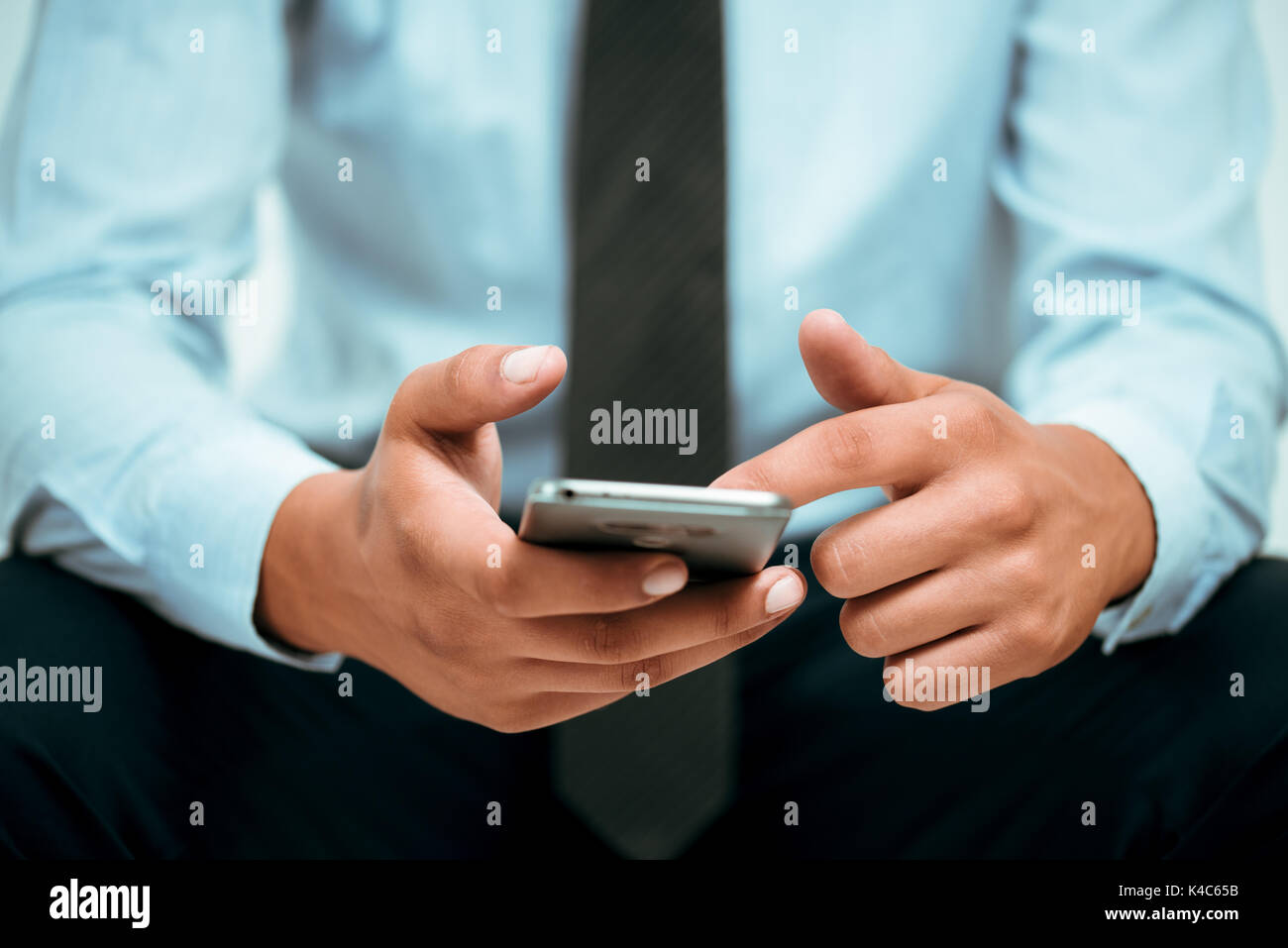 Photo gros plan de mains businessman touching screen smartphone. Banque D'Images
