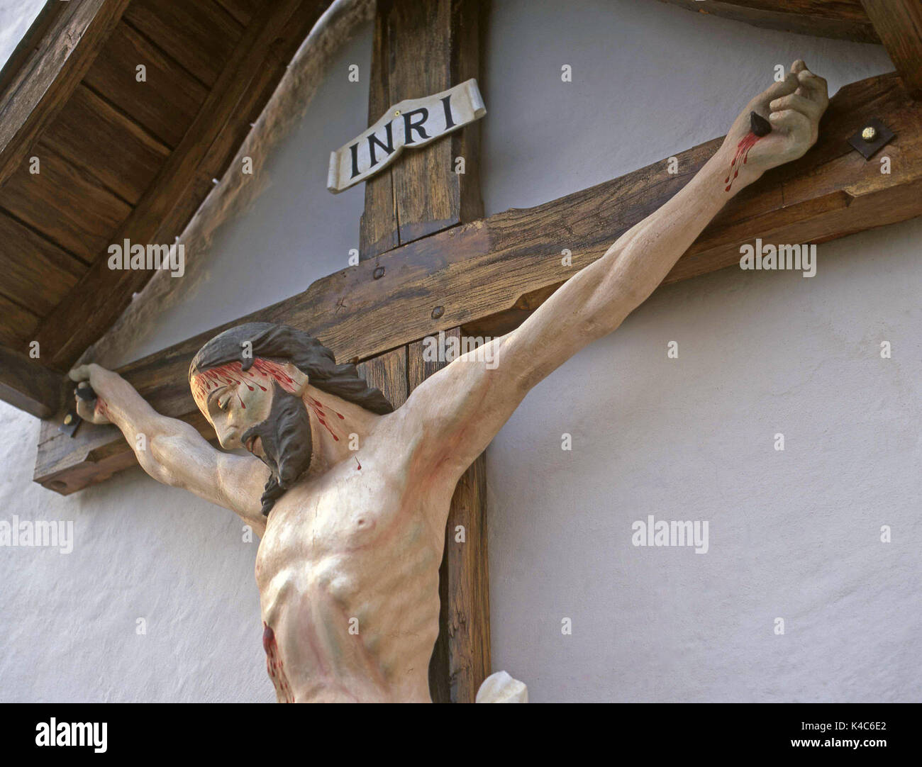 Crucifix sur mur de la maison en Autriche Banque D'Images