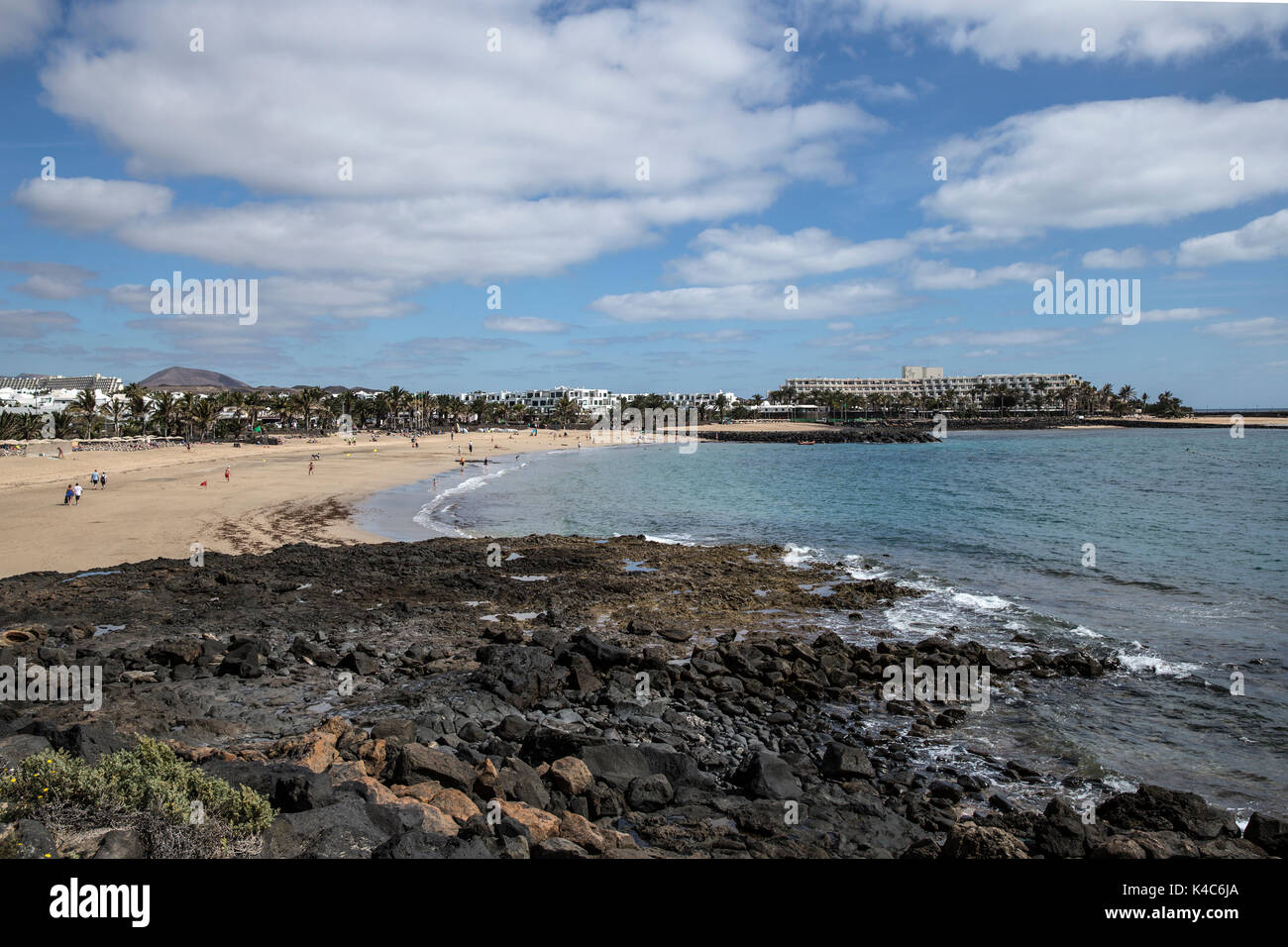 Plage et hôtels dans une baie de Costa Teguise, Lanzarote, îles Canaries, Espagne Banque D'Images