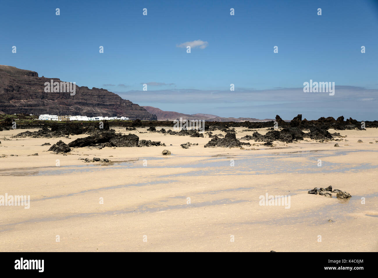 Plage de sable avec des pierres de lave à Orzola sur Lanzarote, Canary Islands, Spain, Europe Banque D'Images