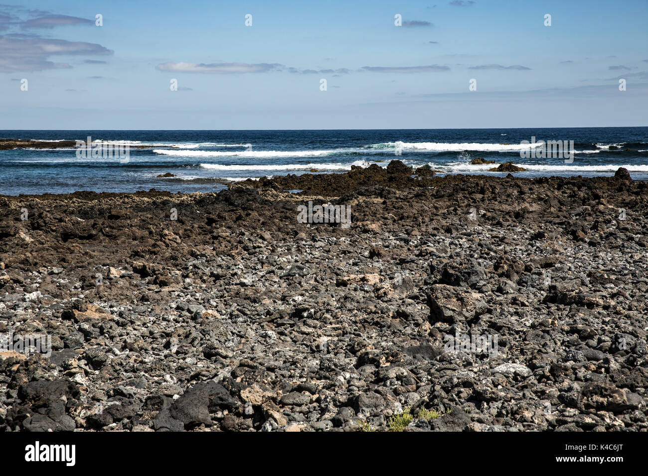 Plage avec des pierres de lave à Orzola sur Lanzarote, Canary Islands, Spain, Europe Banque D'Images