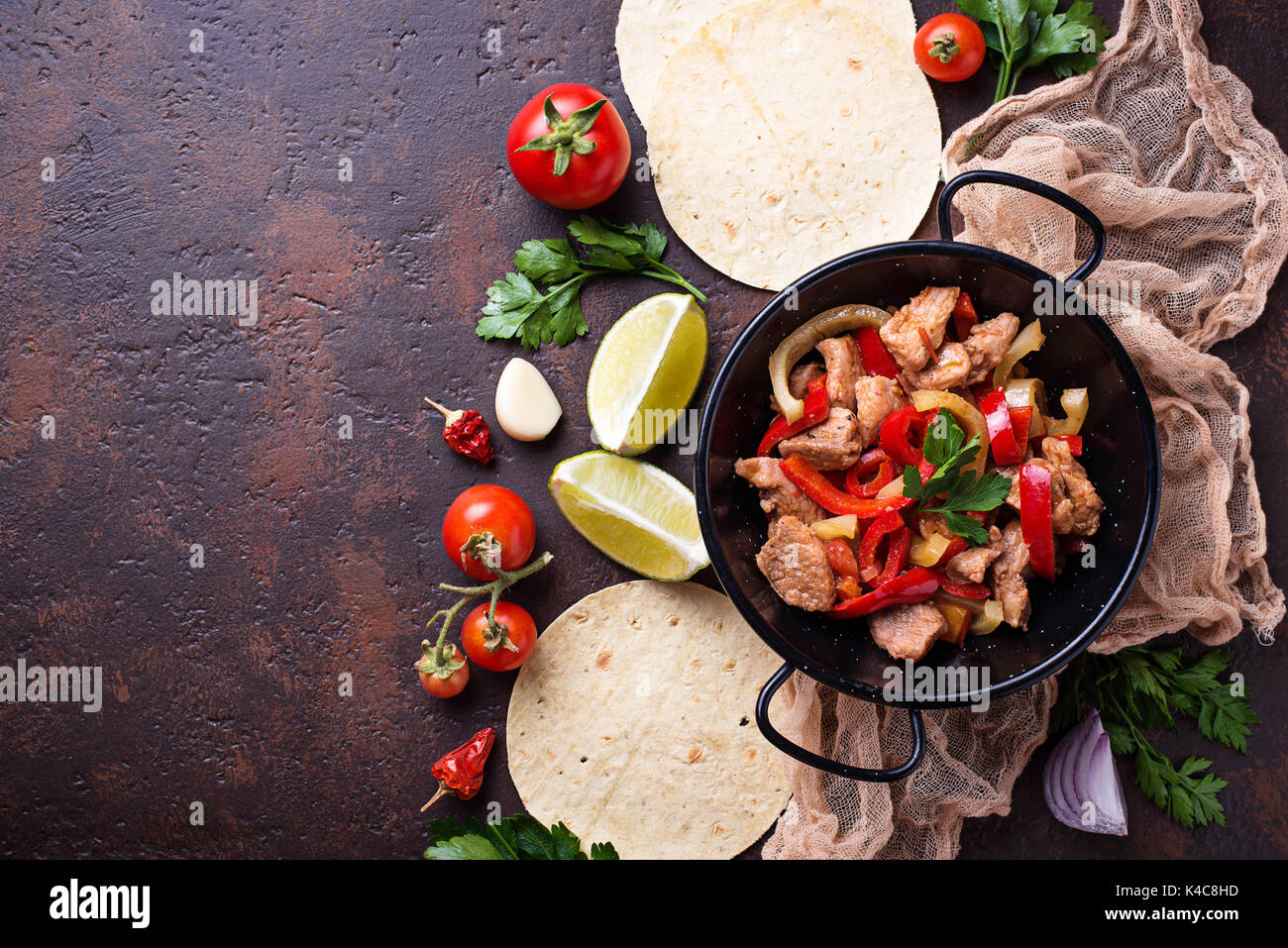 Les fajitas avec des poivrons pour la cuisson des tacos mexicains. Vue d'en haut Banque D'Images