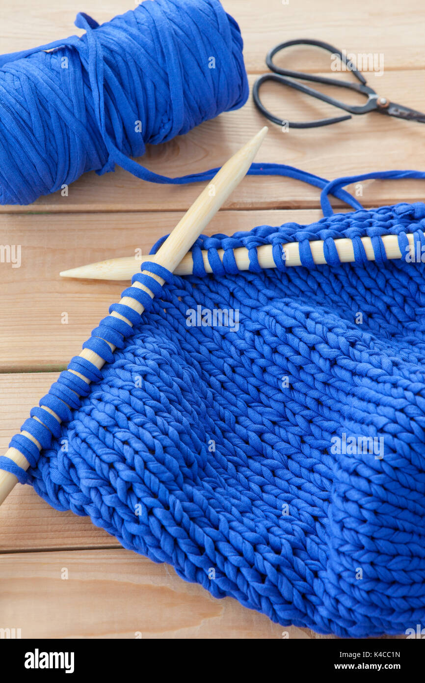 Le tricot avec le fil bleu Banque D'Images