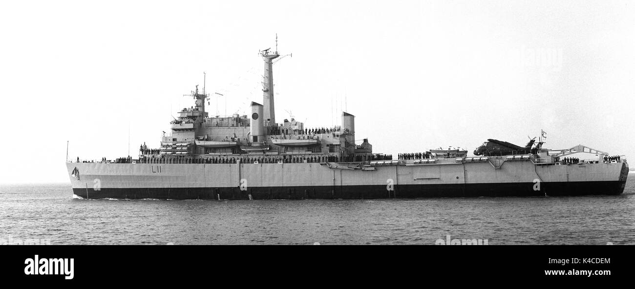 Le HMS Intrepid - L11 - navire amphibie de classe intrépide de la Marine royale britannique en laissant la base navale de Portsmouth le 16 septembre 1979 Banque D'Images