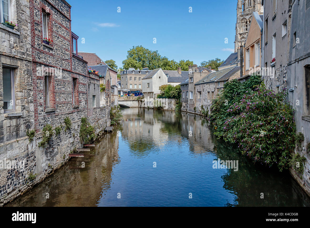 La rivière qui traverse la ville à Harfleur, France Photo Stock Alamy