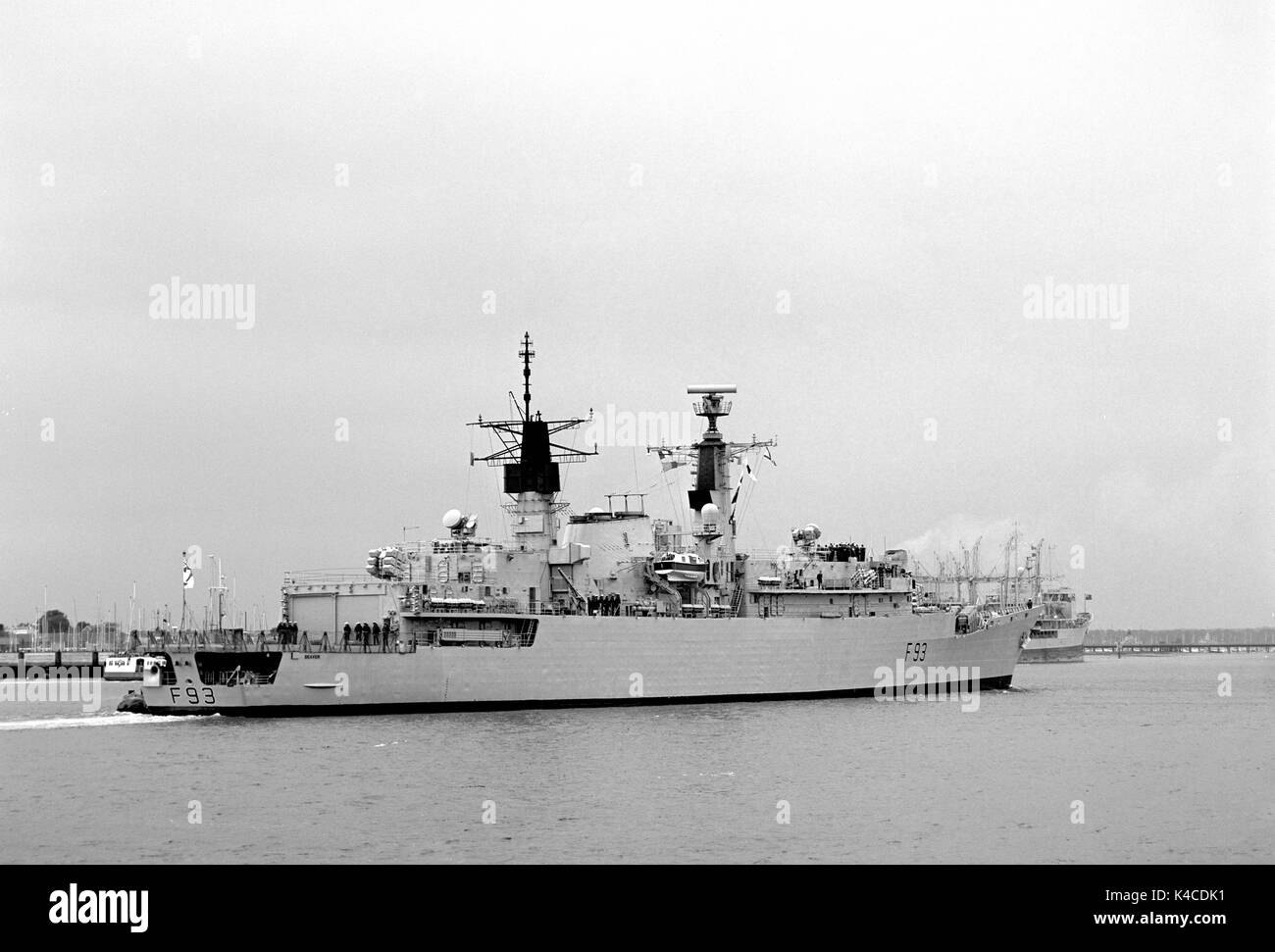 Le HMS Castor - F93 - Frégate Type 22 entrant dans le port de Portsmouth (Portsmouth) de la base navale de Portsmouth, Hampshire, England, UK Banque D'Images