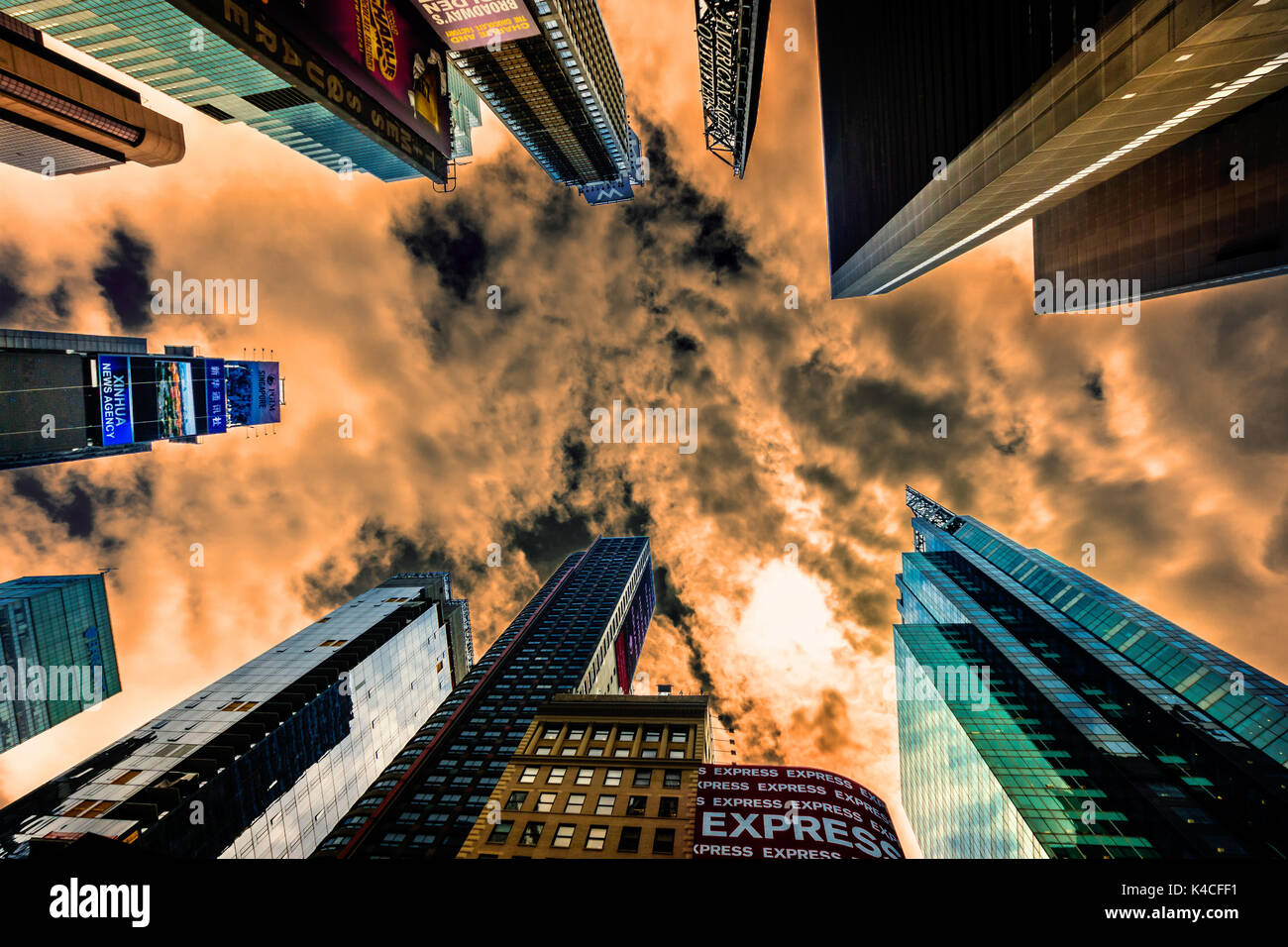New York - 14 juin 2017 : une tour gratte-ciel de Times Square à New York. L'endroit est réputé comme la place la plus fréquentée au monde pour les piétons et un ico Banque D'Images