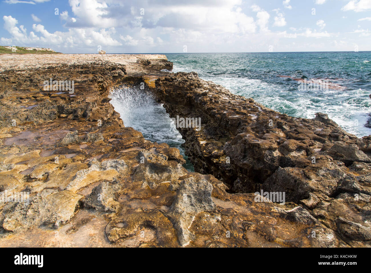 Antigua, côtes rocheuses et de grosses vagues au Pont du Diable Banque D'Images