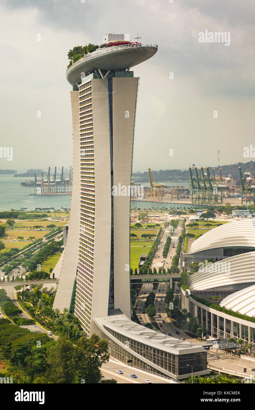 Vue depuis la Grande Roue De La Marina Bay Sands Hotel, dans l'arrière-plan port industriel, Singapour Banque D'Images
