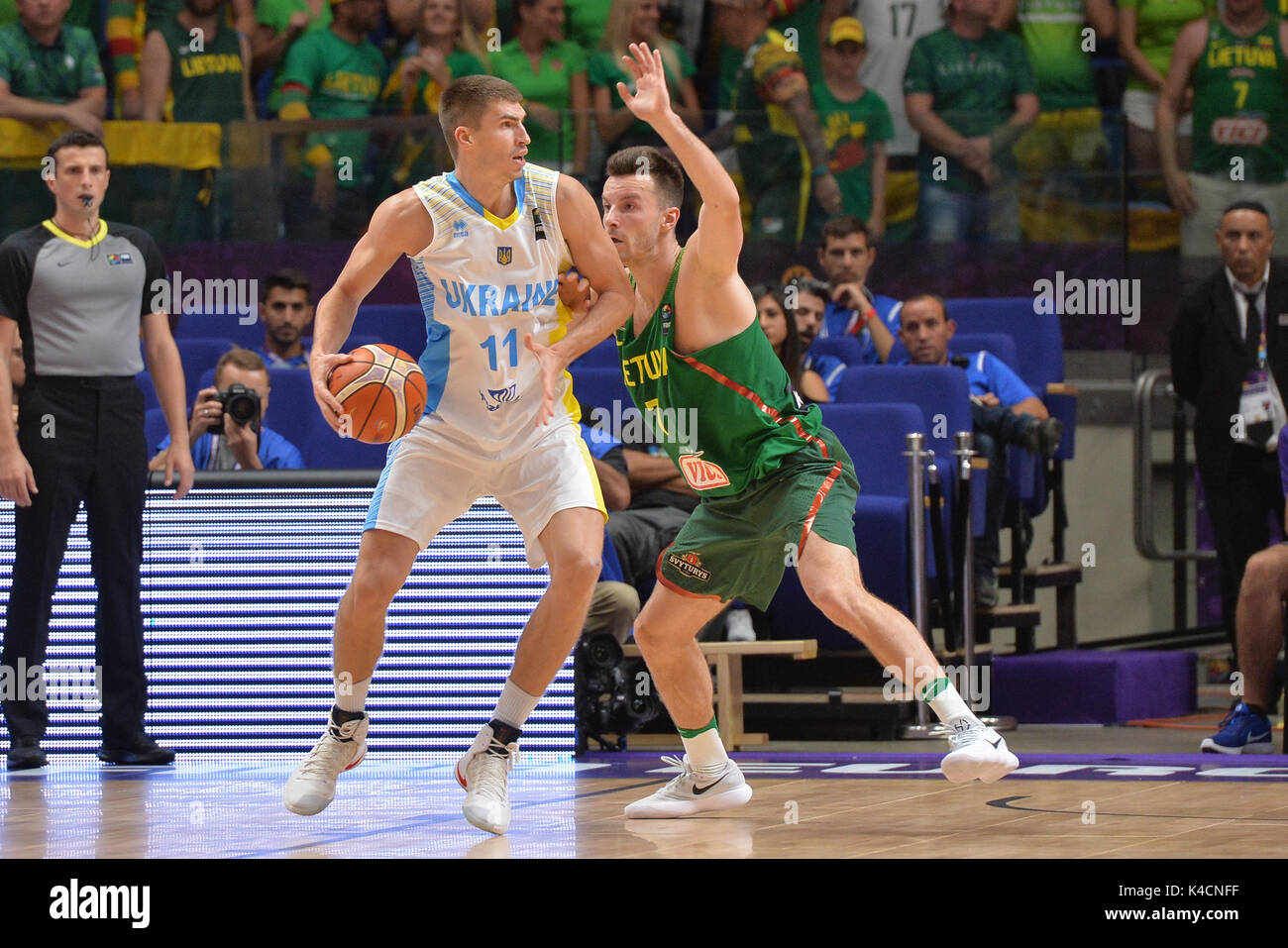 Oleksandr Lypovyy de Ukraina et Adas Juskevicius de Lituanie au cours de Erurobasket Groupe B un match entre l'Ukraine contre la Lituanie , Lituanie remporté 92-64, Telaviv 04//09/2017 (photo de Michele Longo / Pacific Press) Banque D'Images