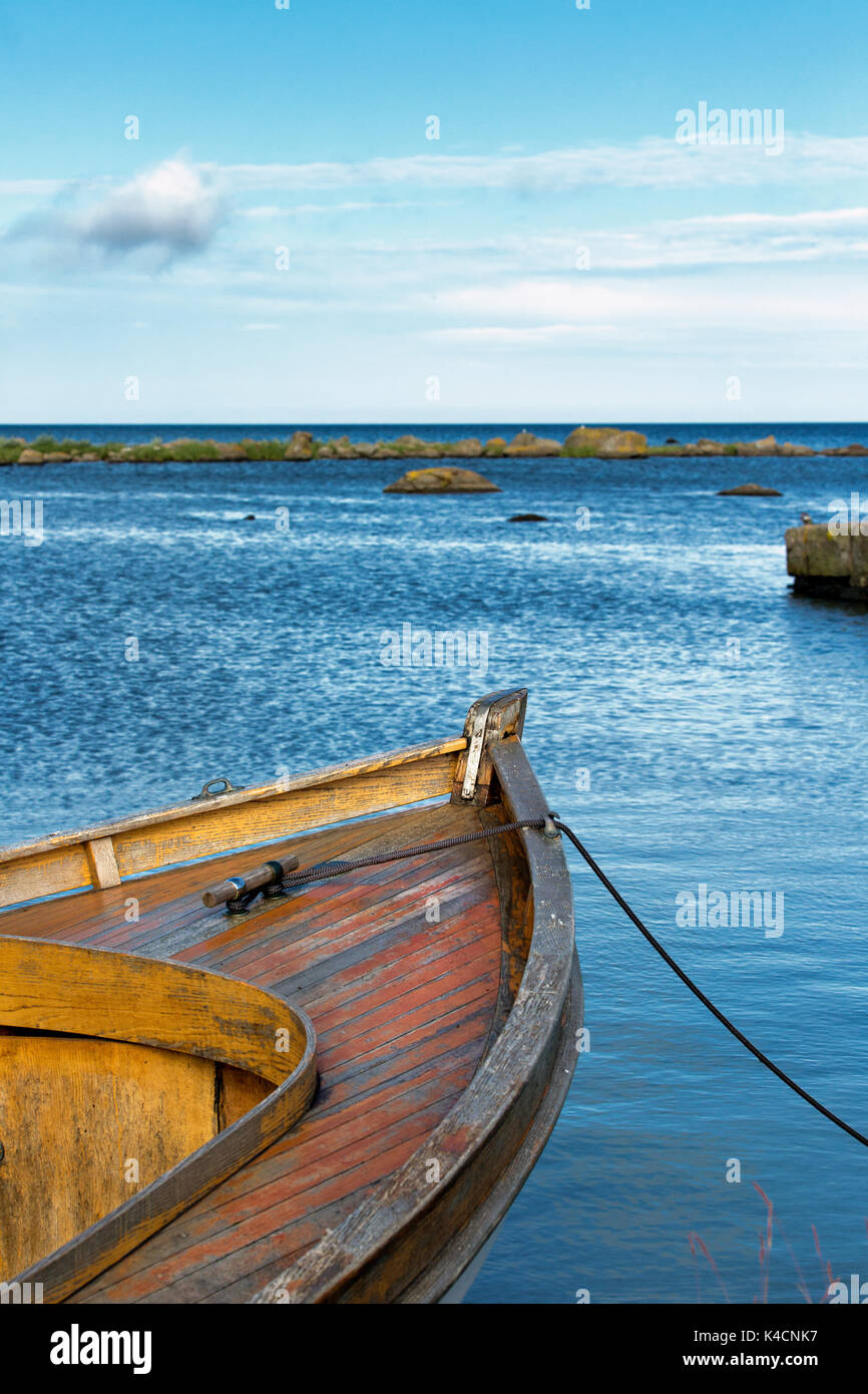 Vieux bateau en bois au petit port naturel en Suède Banque D'Images