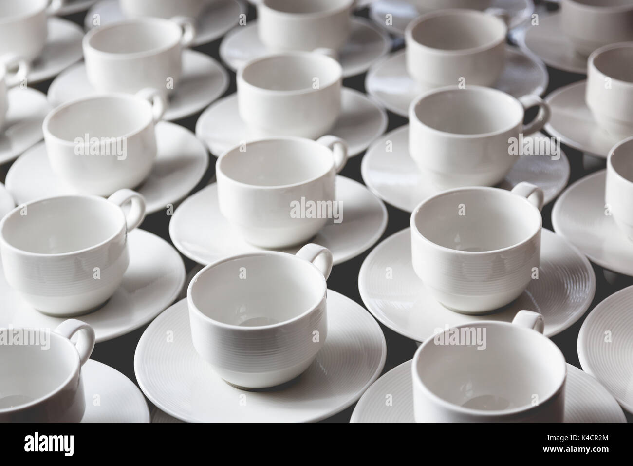 Grand groupe de tasses café thé blanc disposés en rangées pour le libre-service. Récolte plein cadre horizontal Banque D'Images