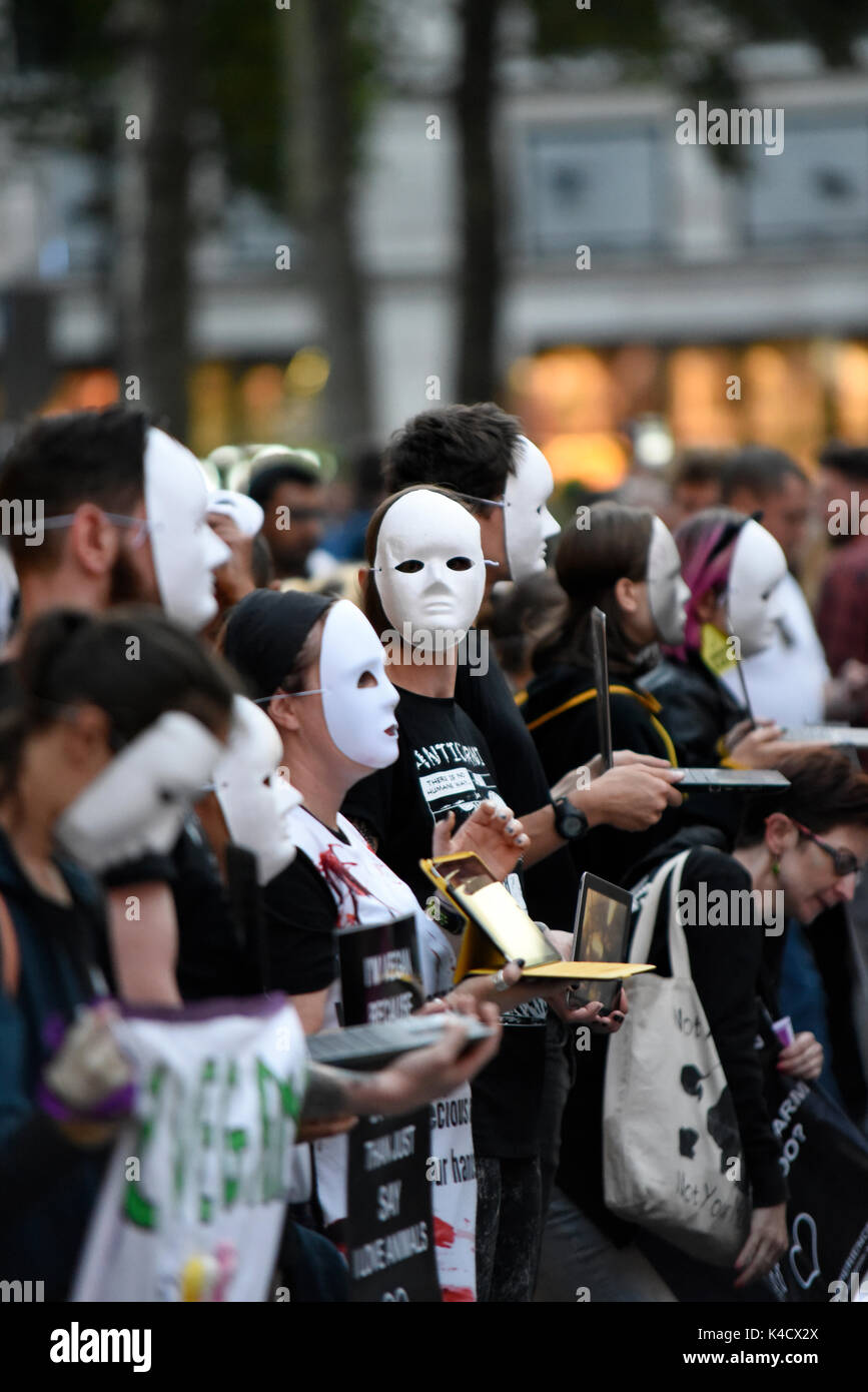 Les Terriens de l'expérience des défenseurs des droits des animaux qui protestaient devant Burger King à Leicester Square, Londres. Les manifestants portant des masques anonymes Banque D'Images