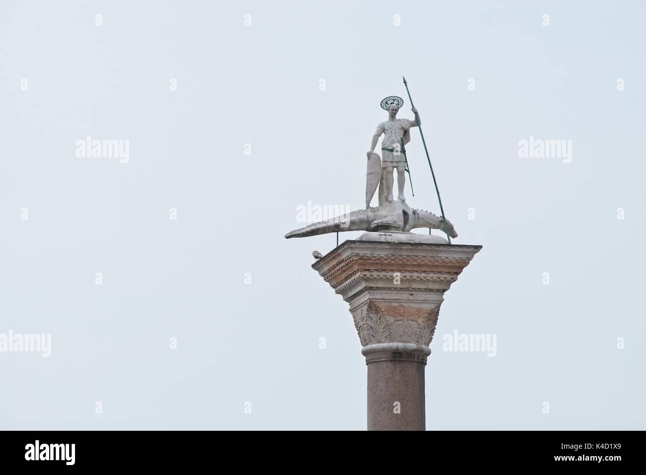 Venise Vénétie Italie, la colonne de San Teodoro (Todaro en vénitien), placé dans la place San Marco. Banque D'Images