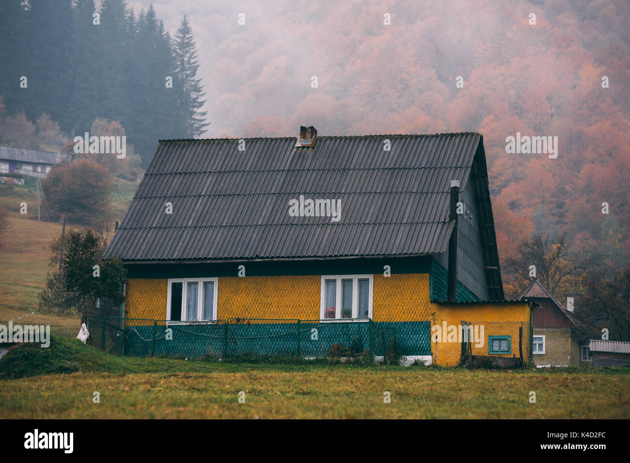 Maison en bois dans les montagnes Banque D'Images