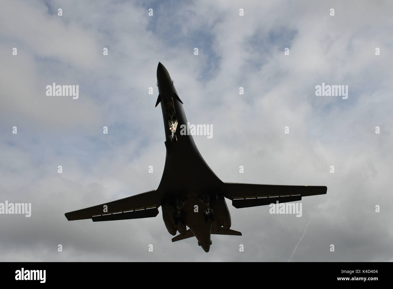 Un B-1B Lancer abaisse son train d'atterrissage alors qu'il passe au-dessus de lui à Royal Air Force Fairford, Royaume-Uni, le 4 septembre 2017. Banque D'Images