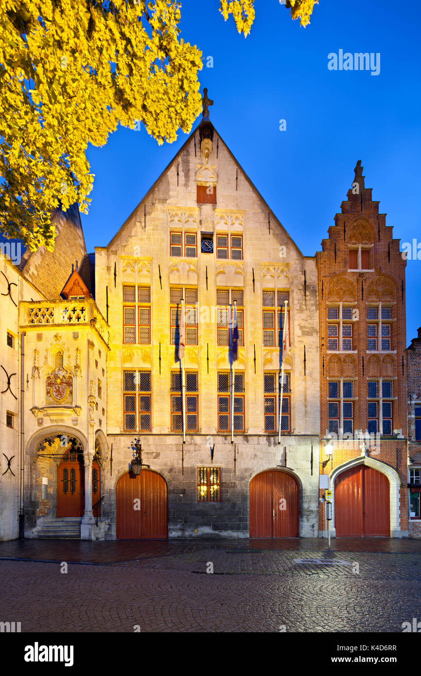 L'allumé vieille toll house de Bruges à Spiegelrei avec blue night sky. Banque D'Images