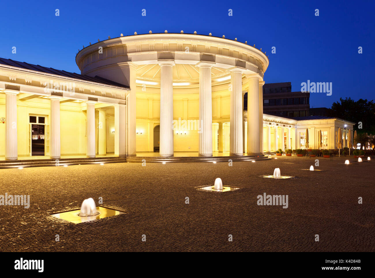 L'Elisenbrunnen célèbre à Aix-la-Chapelle, Allemagne. Éclairé par le ciel bleu nuit. Banque D'Images