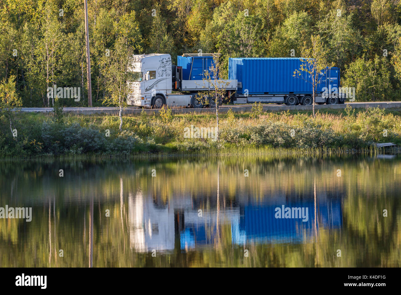 Scania blanc camion chargé, la conduite sur route européenne à Alta, Finnmark Banque D'Images
