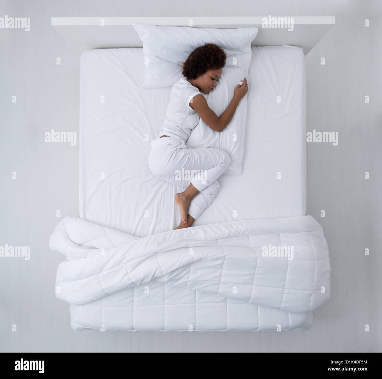 Belle african american woman au lit et dormir, vue du dessus Banque D'Images