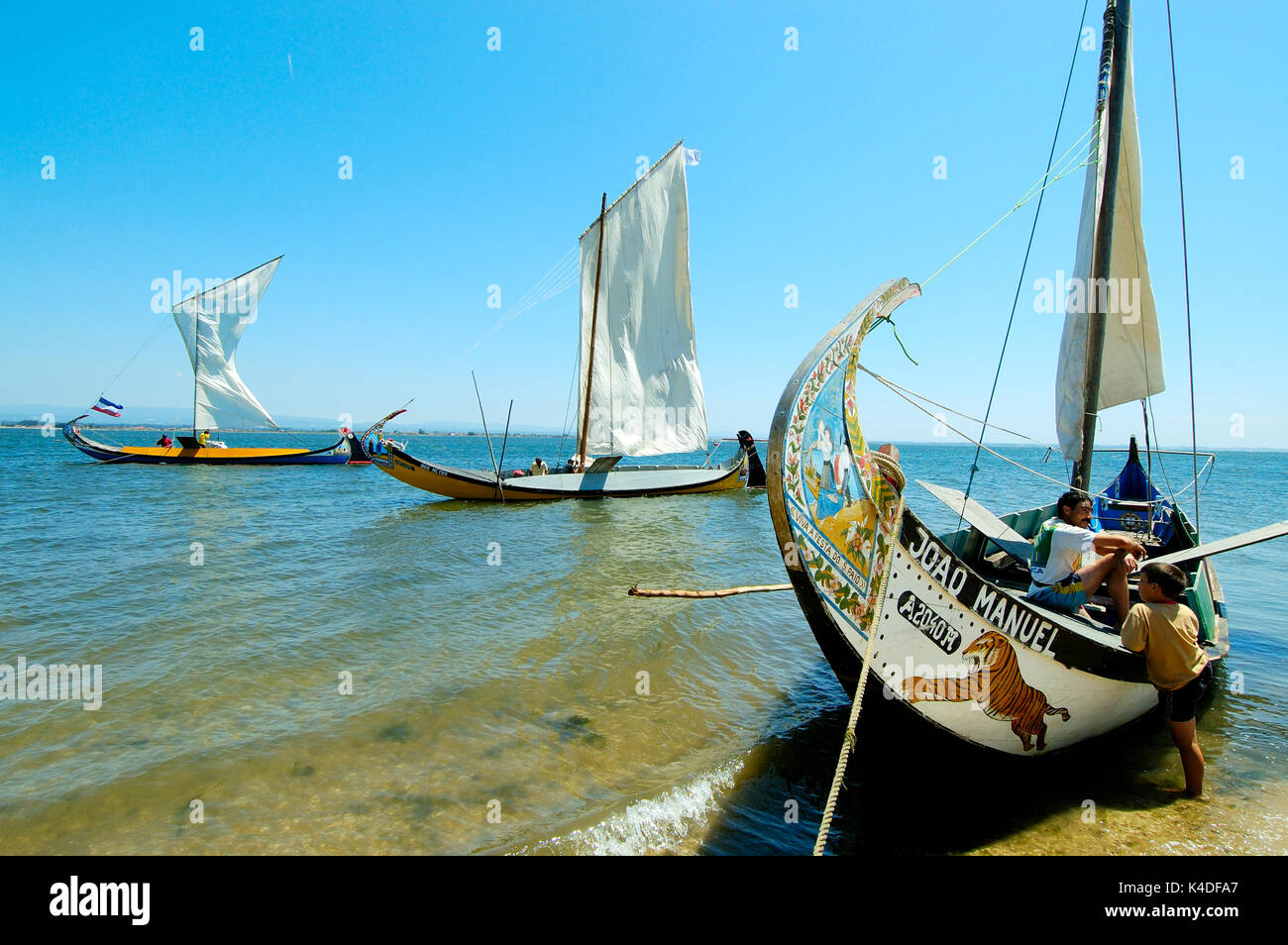 Régate de bateaux traditionnels, moliceiros, de l'Aveiro (ria de Aveiro). Torreira, Portugal Banque D'Images