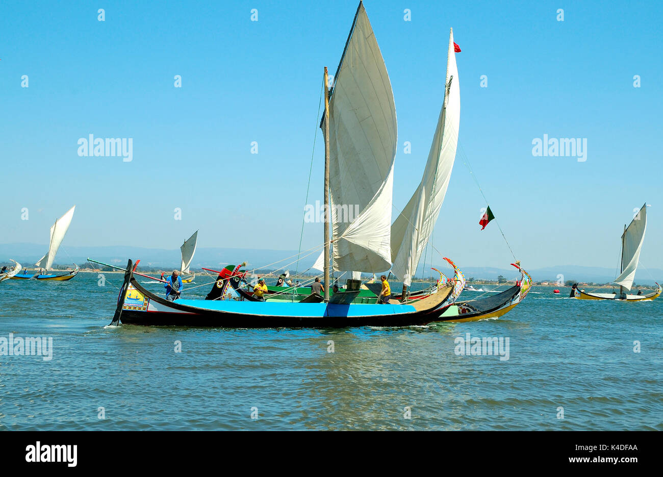 Régate de bateaux traditionnels moliceiros,, de la rivière (Aveiro) Ria de Aveiro, Portugal Esposende. Banque D'Images