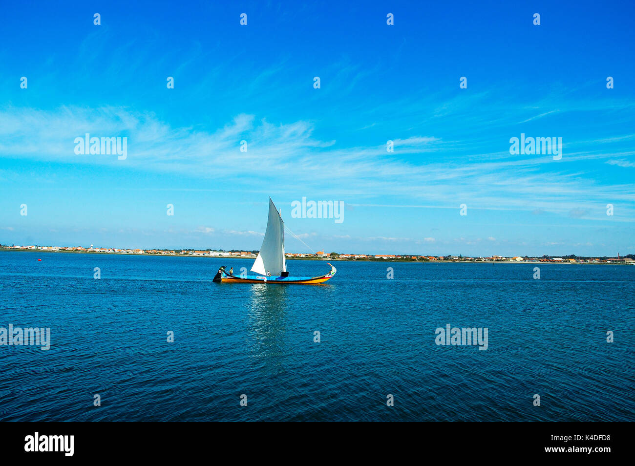 Bateau traditionnel, moliceiros, de la rivière Aveiro (ria de Aveiro). Costa Nova, Portugal Banque D'Images