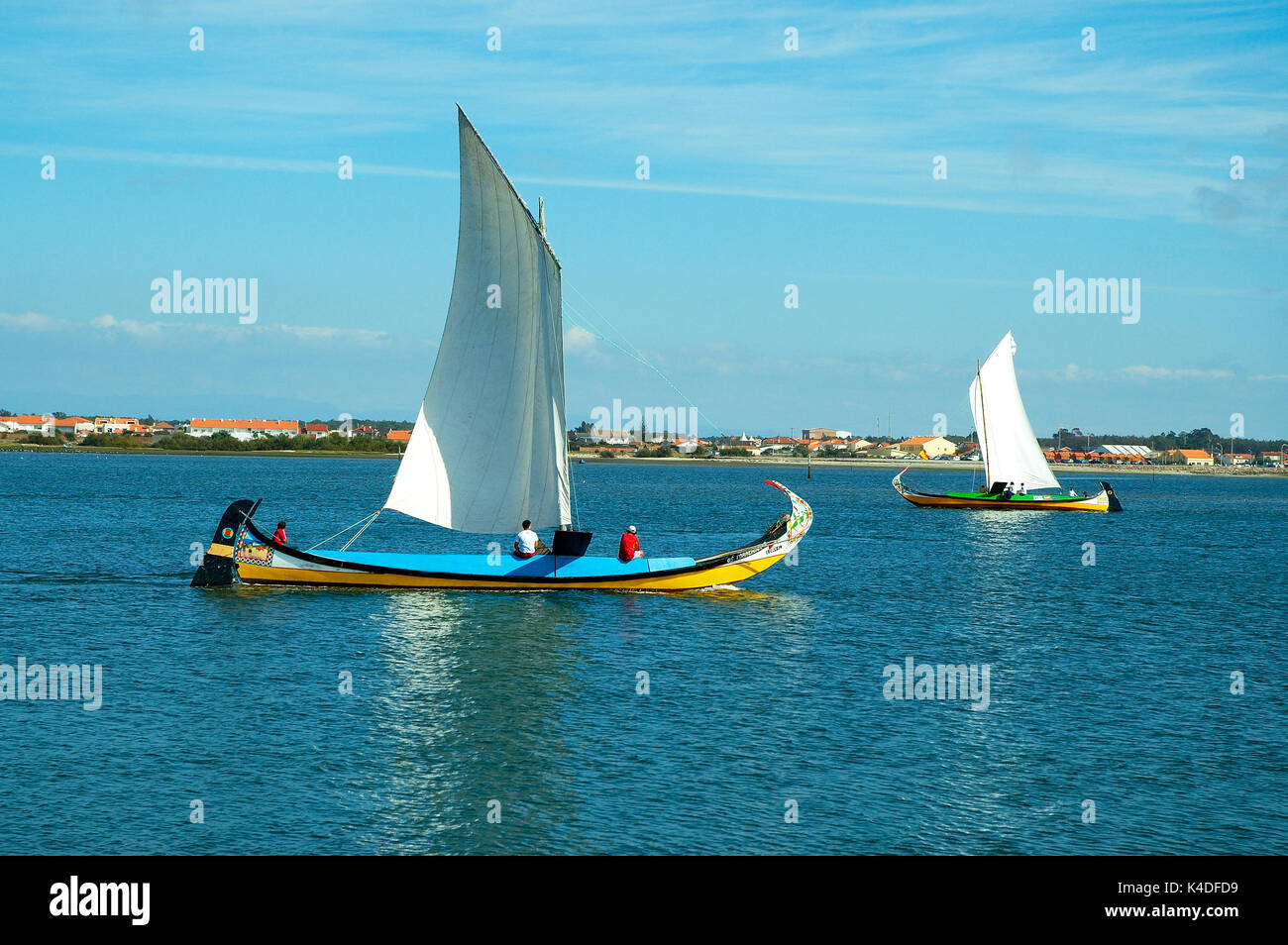 Bateaux traditionnels, moliceiro, de la rivière Aveiro (ria de Aveiro). Costa Nova, Portugal Banque D'Images