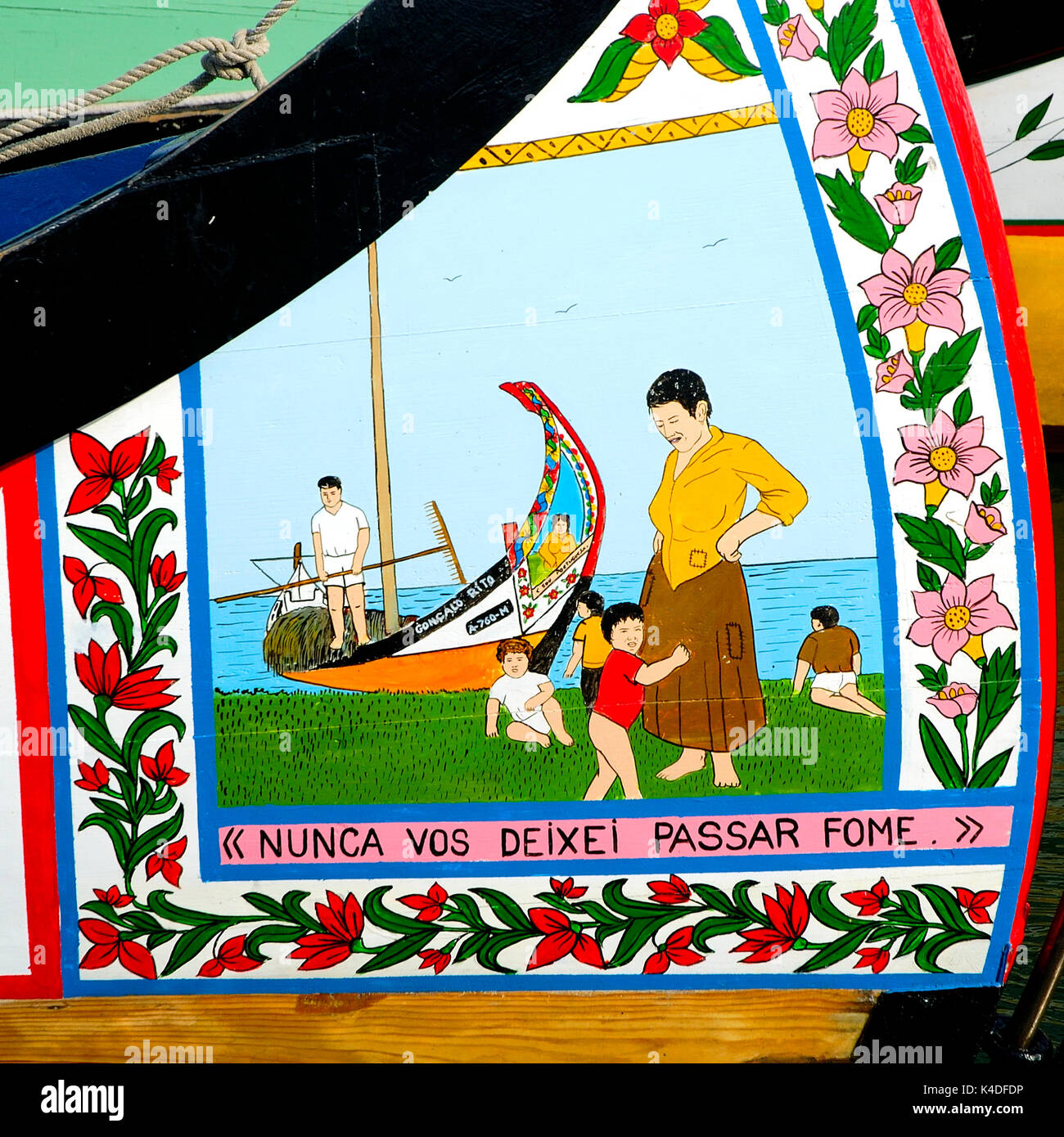 Le panneau arrière peint d'un bateau traditionnel, de l'Aveiro, moliceiro river Ria de Aveiro (Portugal). Banque D'Images