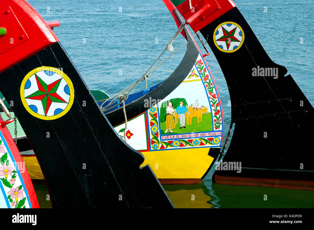 Le panneau arrière peint d'un bateau traditionnel, de l'Aveiro, moliceiro river Ria de Aveiro (Portugal). Banque D'Images