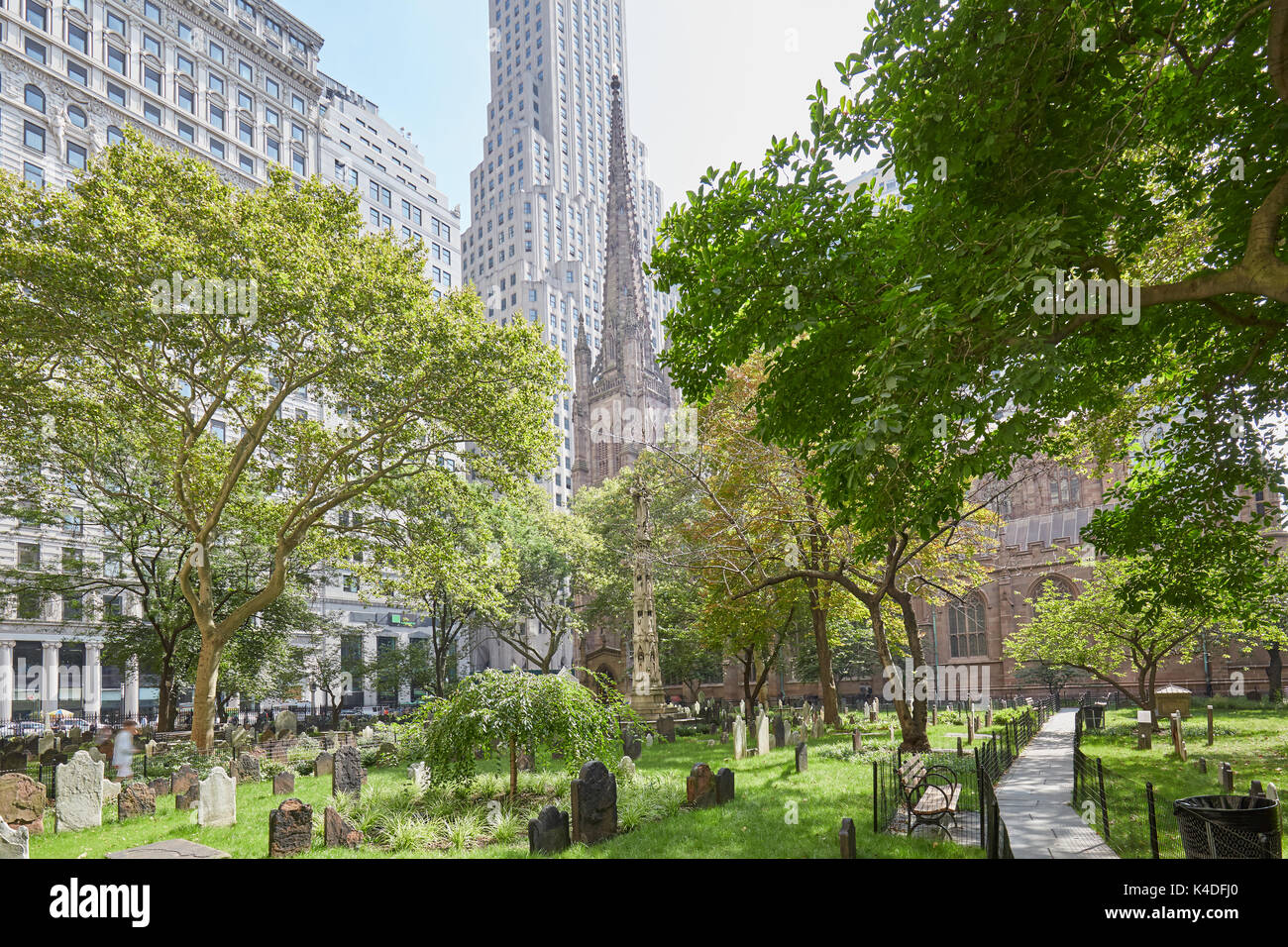 L'église Trinity cemetery avec de l'herbe bien verte dans une journée ensoleillée. C'est le seul cimetière actif dans Manhattan. Banque D'Images