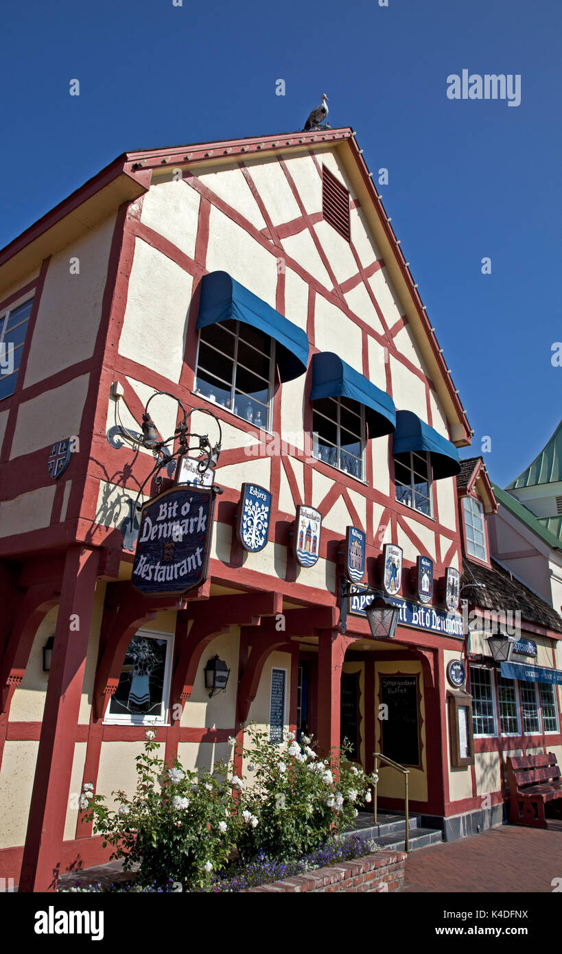 Fidele A Son Nom Le Bit O Denmark Restaurant A Solvang Ca Est Un Excellent Exemple De L Architecture De Style Ferme Danoise Un Vieux Monde Ossature Bois Photo Stock Alamy