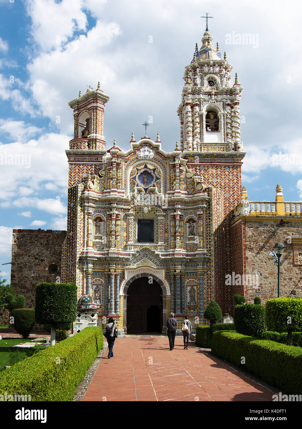 CHOLULA, PUEBLA, MEXIQUE - 2011 : Le Temple de San Francisco Acatepec est un monument religieux typiques de l'architecture baroque mexicain. Banque D'Images