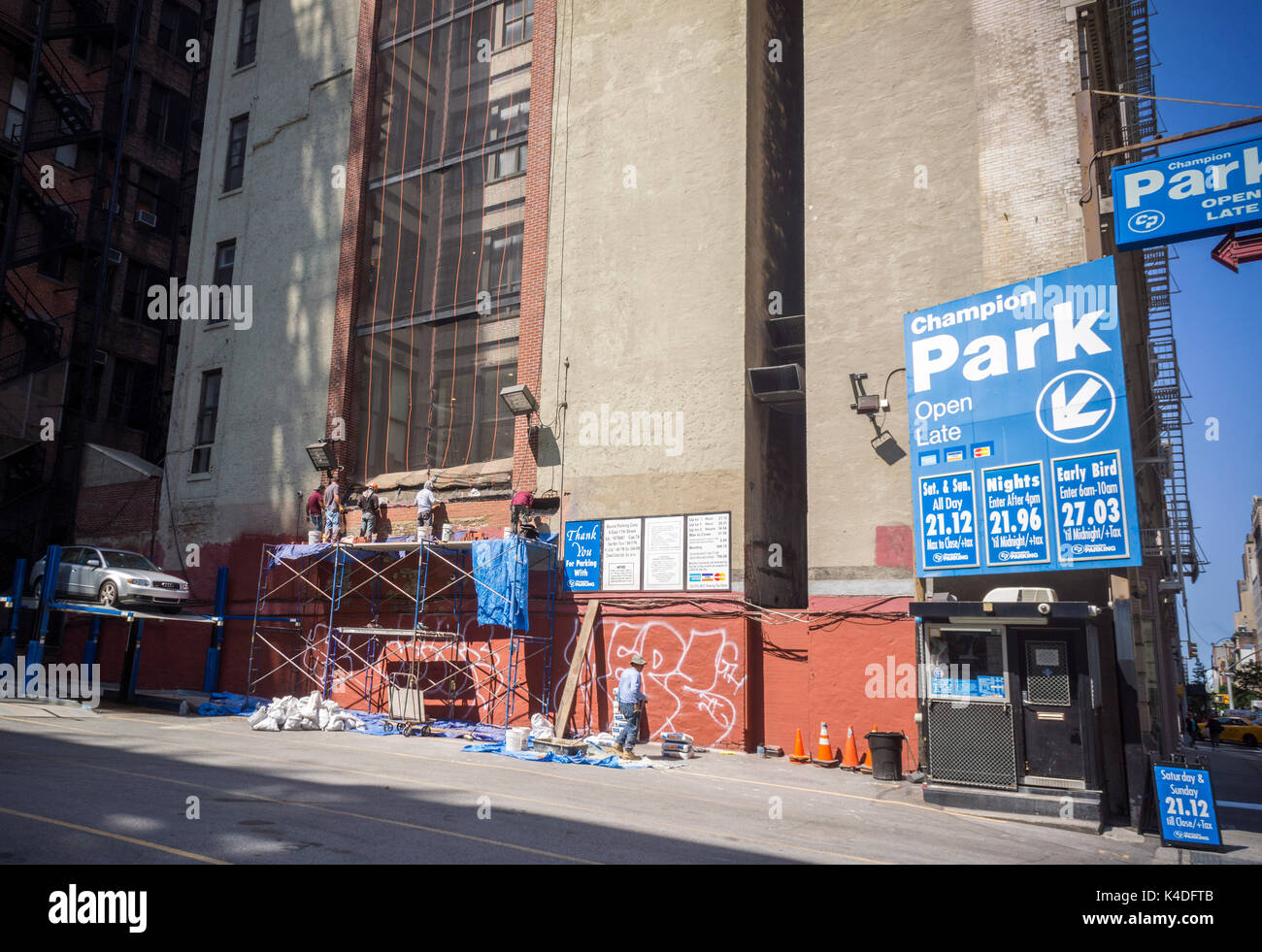 Réparation des travailleurs d'un mur de briques à côté d'un parking dans le quartier de Union Square à New York, le samedi 26 août 2017. (© Richard B. Levine) Banque D'Images