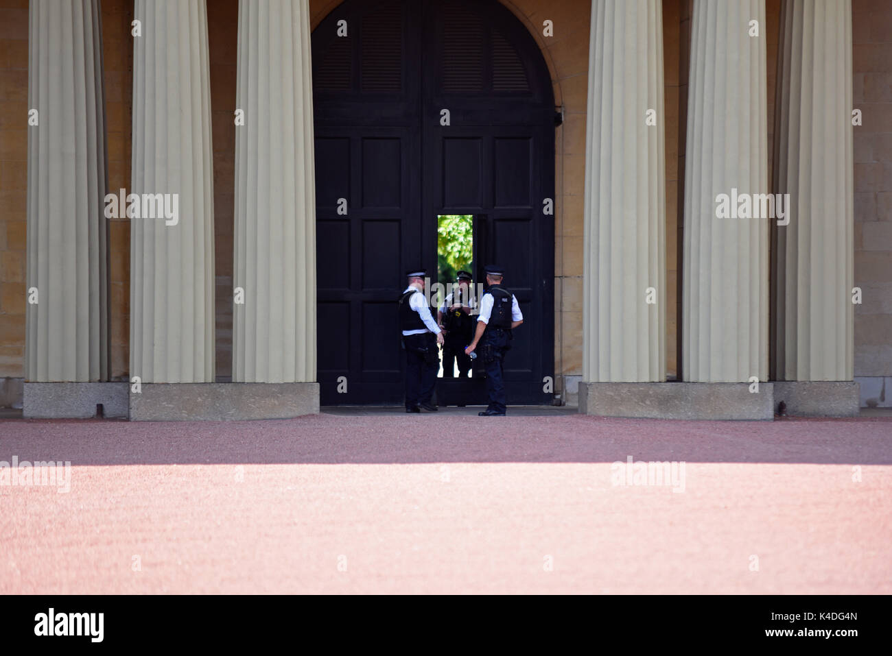 La police armée garde l'entrée fermée des jardins de Buckingham Palace, Londres, Royaume-Uni Banque D'Images