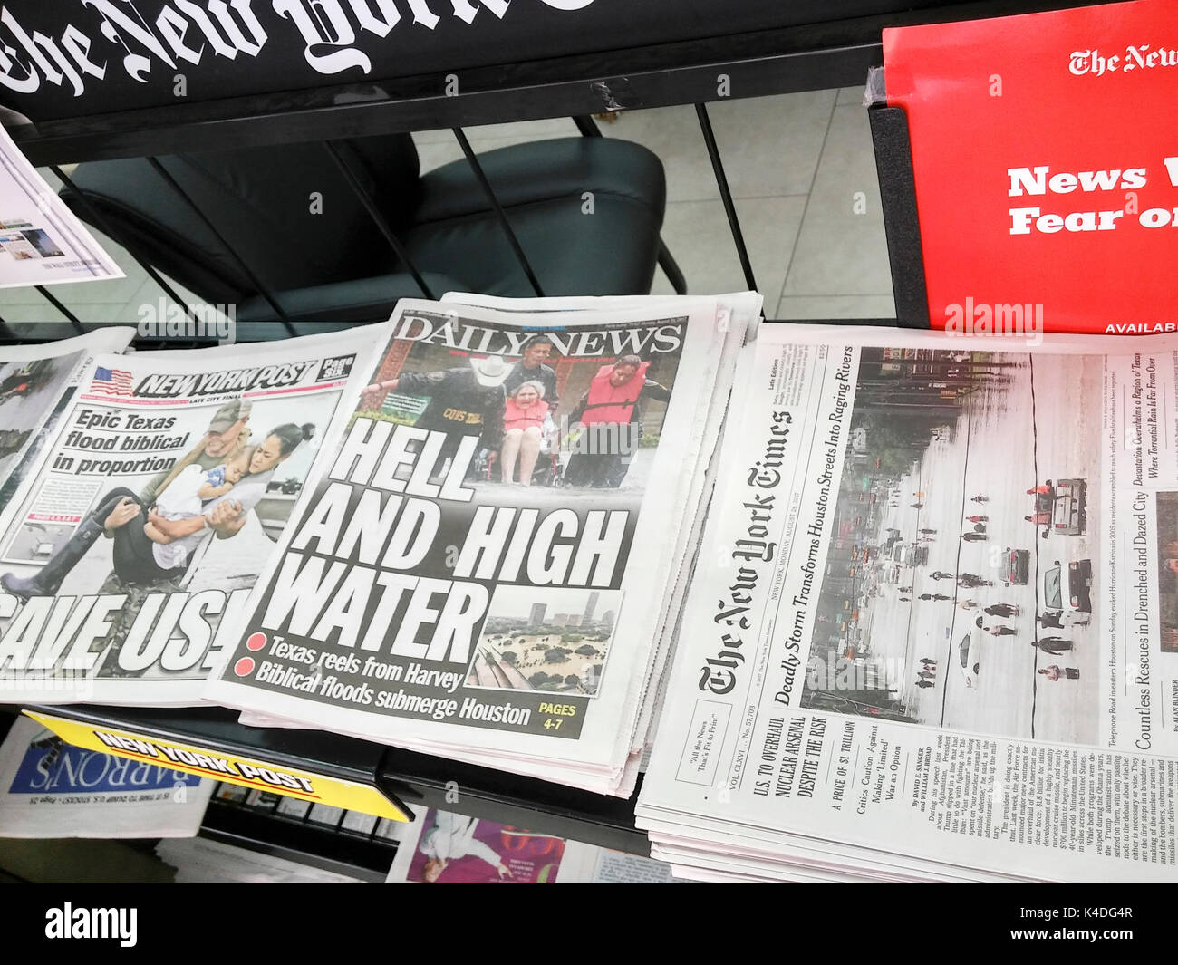 Des exemplaires du New York Times, New York Daily News et le New York post le Lundi, août 28, 2017 Rapport sur les effets de la tempête tropicale Harvey sur Houston, TX et ses environs. (© Richard B. Levine) Banque D'Images