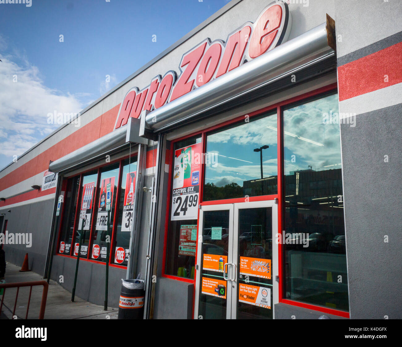 Un magasin automatique de pièces aftermarket AutoZone dans le Bronx à New  York le dimanche 3 septembre 2017. Le prix des actions de magasins  automatiques de pièces de rechange telles que l'AutoZone,
