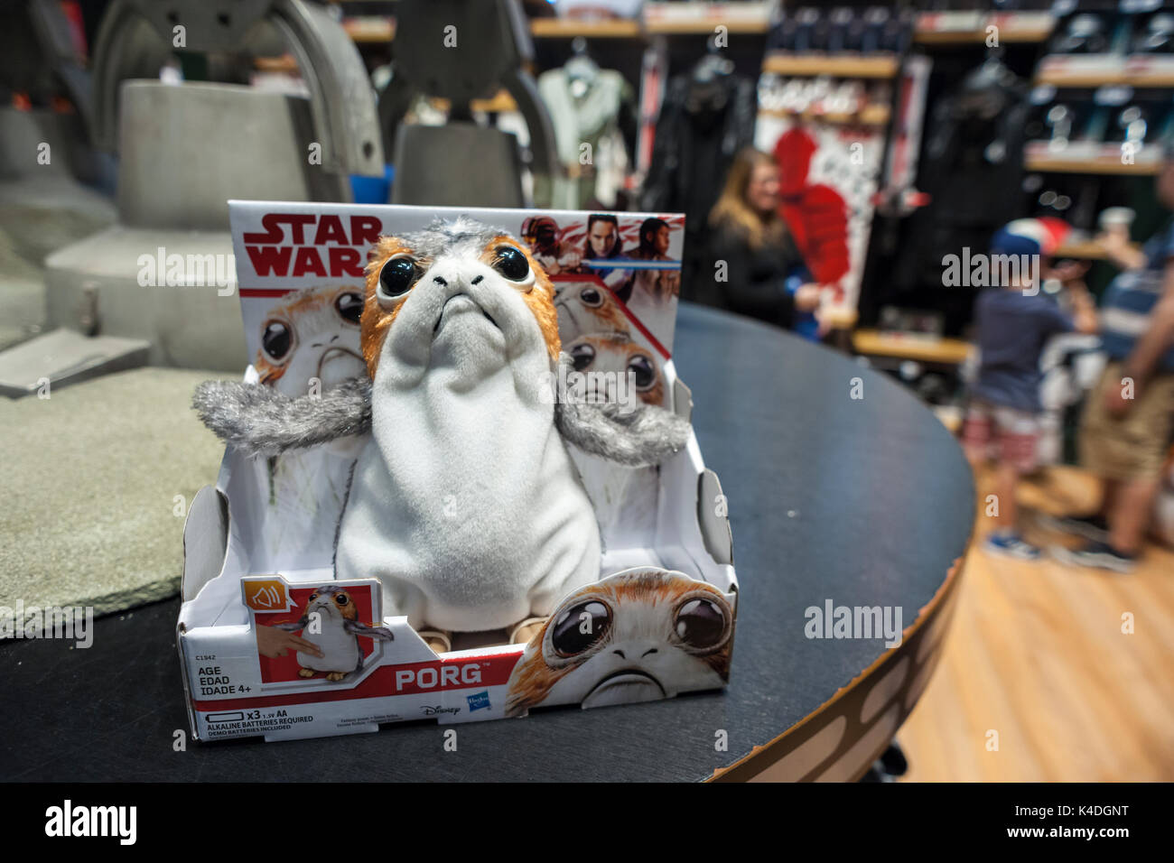 La Guerre des étoiles des marchandises dans le Disney store à Times Square à New York, le soi-disant "Vigueur Vendredi II', 1 septembre 2017. Force 'Vendredi' est le nom donné par la Walt Disney Co., sur la libération de la marchandise de la guerre des étoiles, trois mois avant la sortie du film. Disney a acquis la franchise Star Wars en 2012 lorsqu'elle a acheté pour 4,1 milliards de Lucasfilm. (© Richard B. Levine) Banque D'Images
