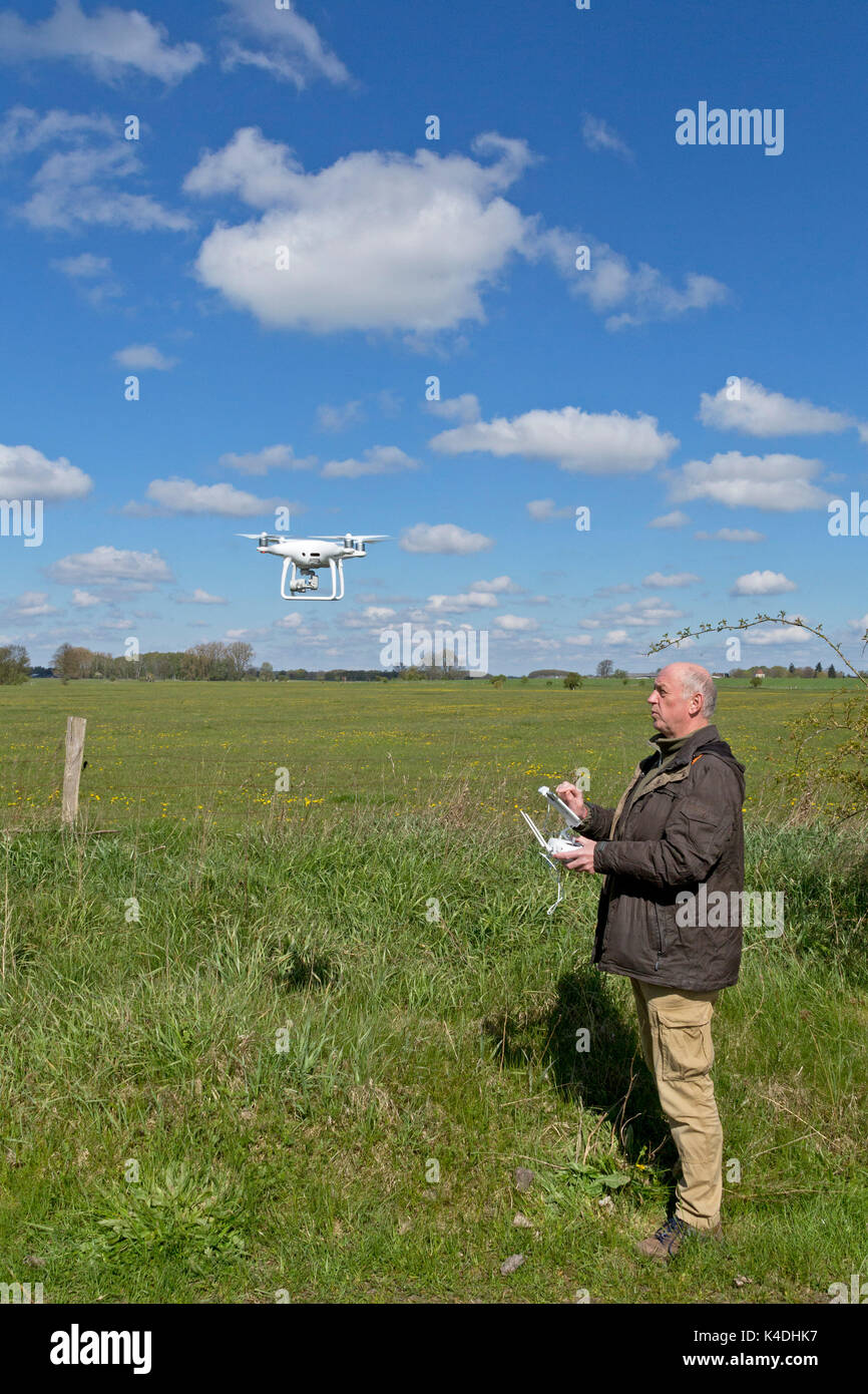 Homme volant drone près de Teschendorf, Brandebourg, Allemagne Banque D'Images