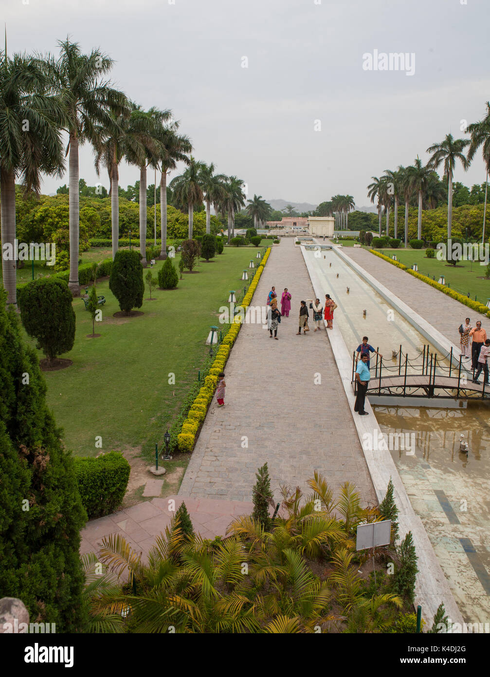 Pinjore Gardens (Jardins Yadavindra), construit pour les concubines de la règle. Le Palais reflète dans l'eau. Les femmes hindoues à pied sur les terrasses. Banque D'Images