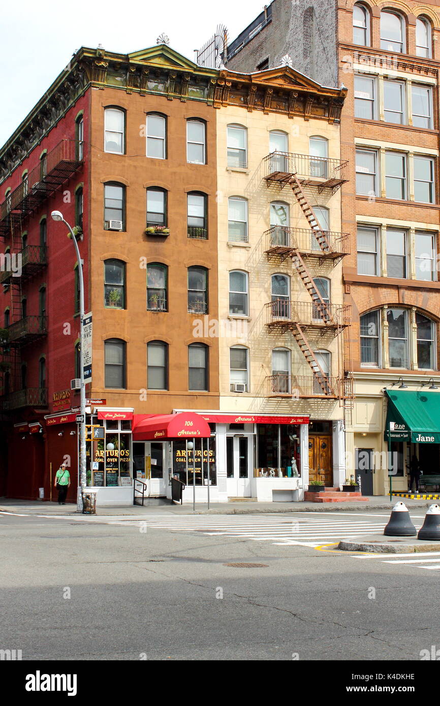 New York, USA - 27 septembre 2016 : Des bâtiments sur l'angle de West Thompson et Houston rues dans le Lower Manhattan quartier de Greenwich Vil Banque D'Images