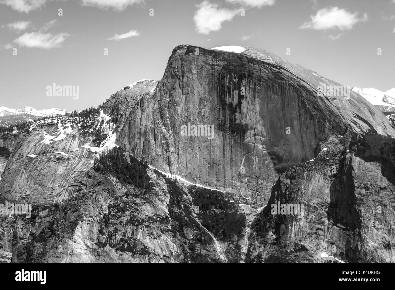 Le noir et blanc vue de demi-dôme et des montagnes enneigées du haut du dôme du Nord dans le Parc National de Yosemite - Photographie par Paul Toillion Banque D'Images