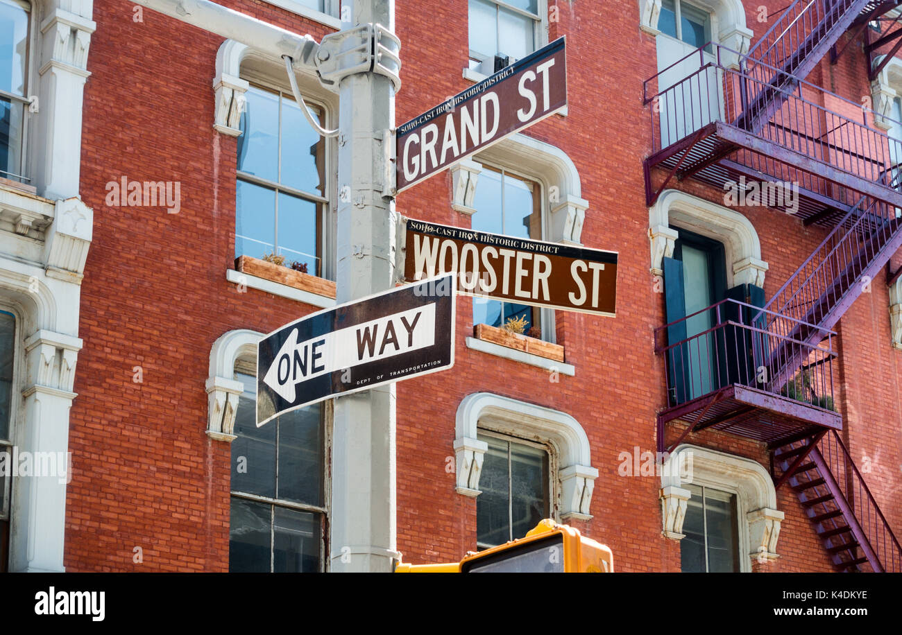 Panneaux de rue marron au croisement de Grand et Wooster dans le quartier historique de SoHo dans Lower Manhattan Banque D'Images