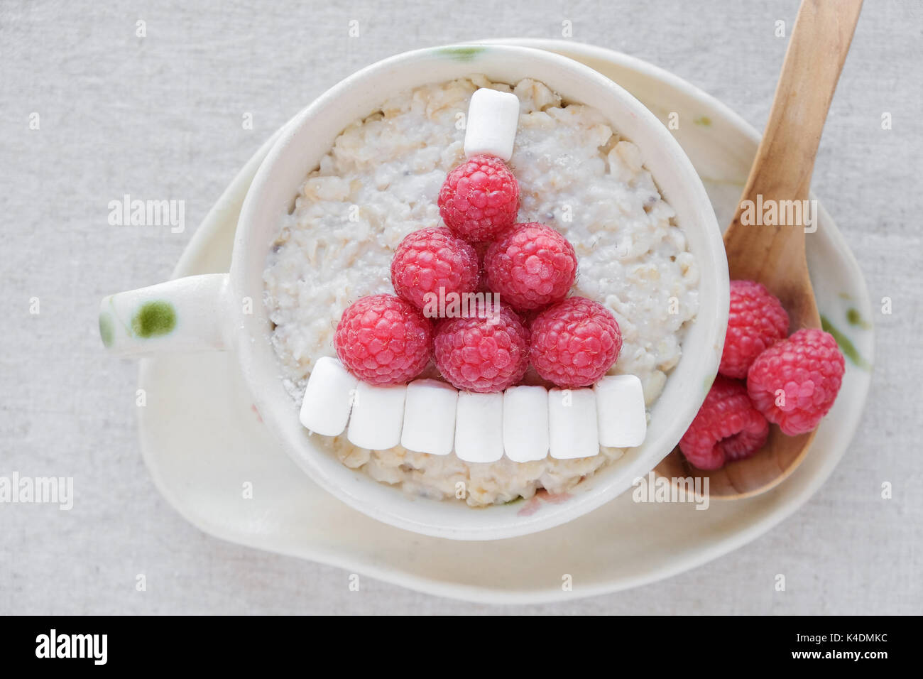 Petit déjeuner porridge d'avoine Santa hat, amusant pour les enfants de l'art de la nourriture de Noël Banque D'Images