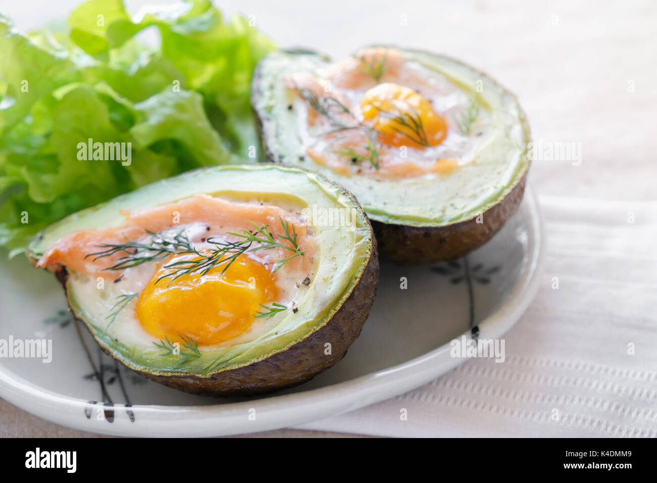 Saumon fumé, cuit oeuf dans avodaco, céto cétogène bas carb diet food Banque D'Images