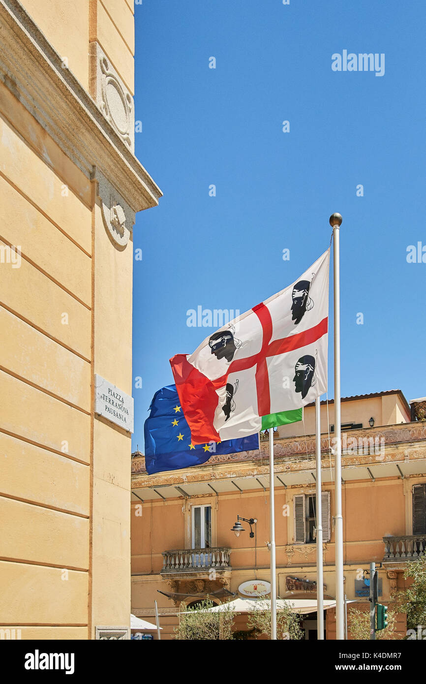 Le drapeau régional de la Sardaigne, dans la ville de La Maddalena sur Isola Maddalena, nord de la Sardaigne, Italie Banque D'Images
