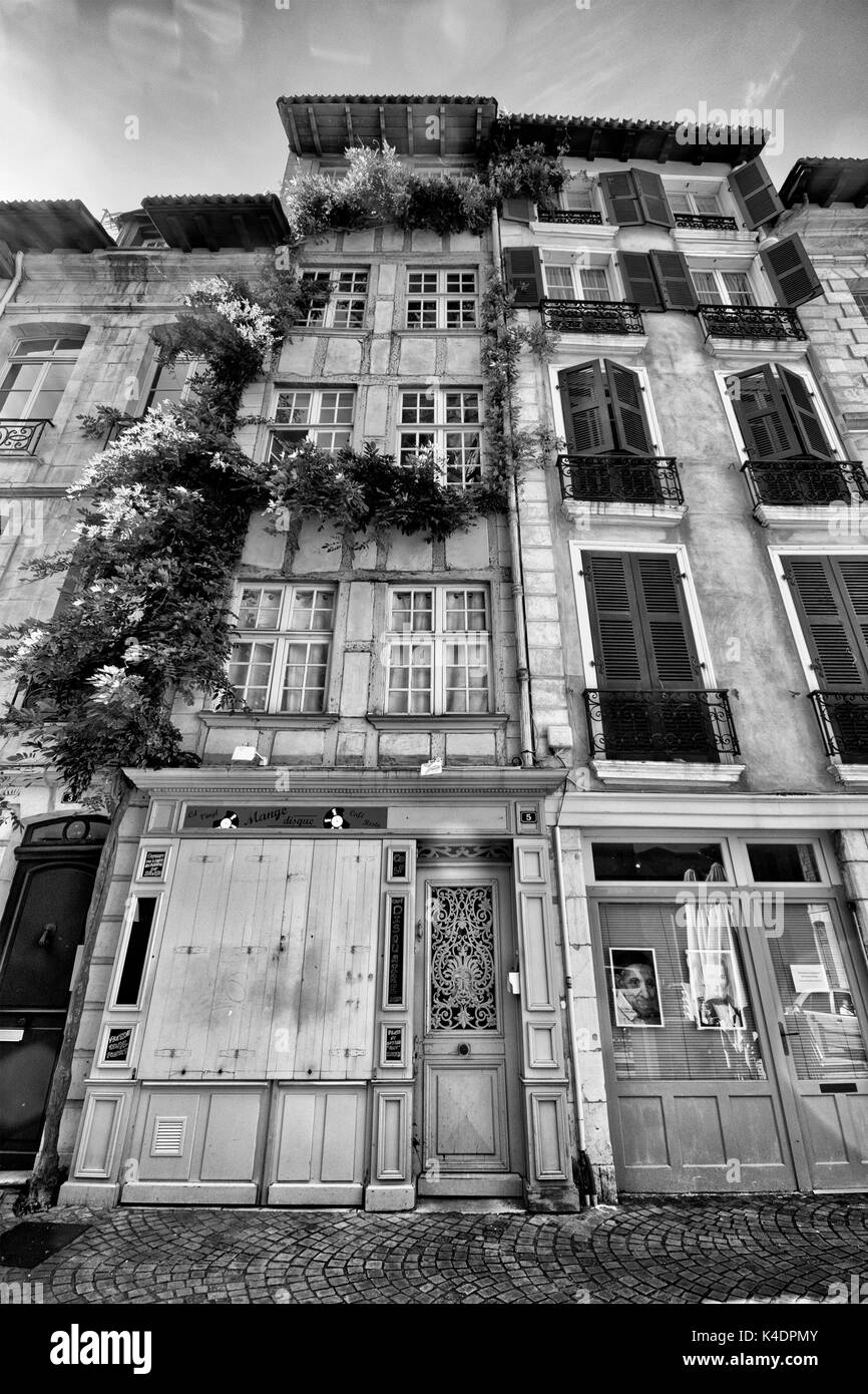 Image en noir et blanc de la façade d'un bâtiment ancien (Bayonne, France). Banque D'Images