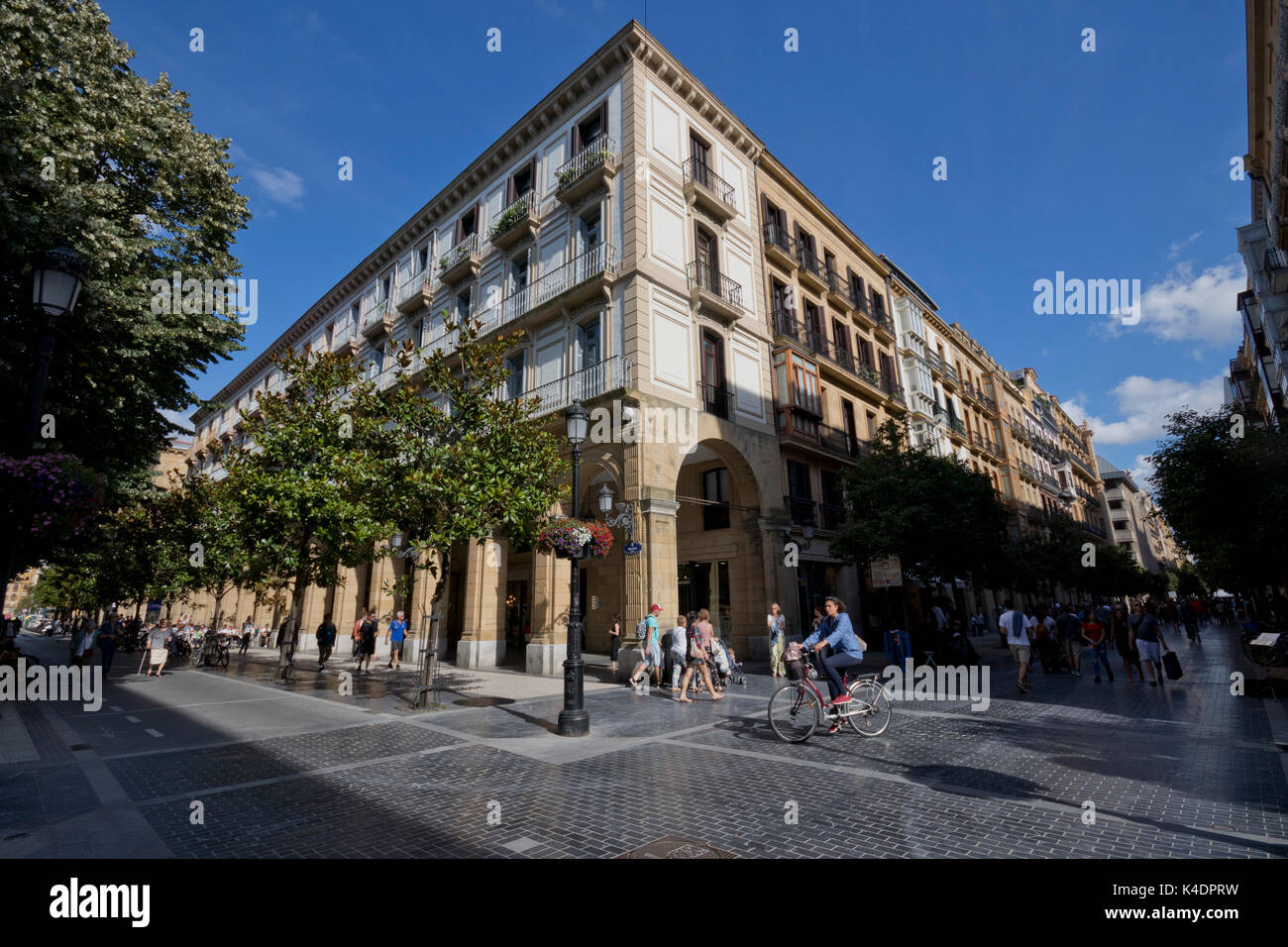 Point de vue deux et vieux bâtiment dans la plaza de la Diputación (donostia, Guipuzcoa). Banque D'Images